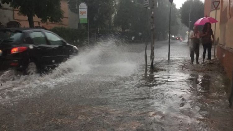 Bad weather, damage in Gjirokastra, flooding blocks inert roads