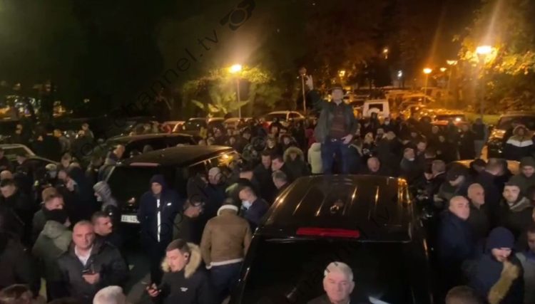 Berisha mobilizes the whole family, the groom gets on top of Lulzim Basha’s car