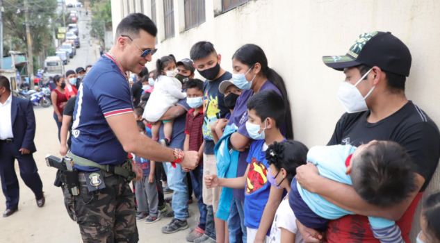 The mayor of Misco, distributed gifts to children with pistols on the belt