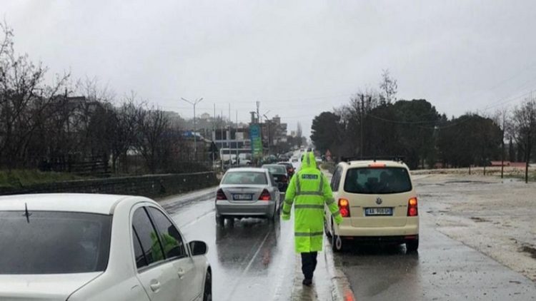 Presence of water in several streets in Gjirokastra, police appeal to drivers