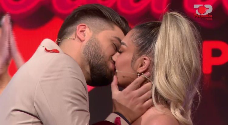 Finally the kiss on the lips so much sought after between Alvis and Union