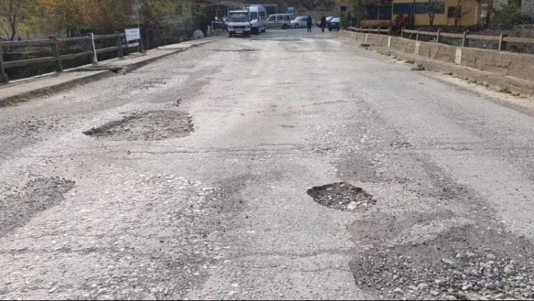 17 villages request the road / The reconstruction of the Koman road was canceled