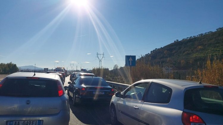 Everyone is waiting for the change of years in Korça, the traffic is getting heavier at the entrance of Elbasan