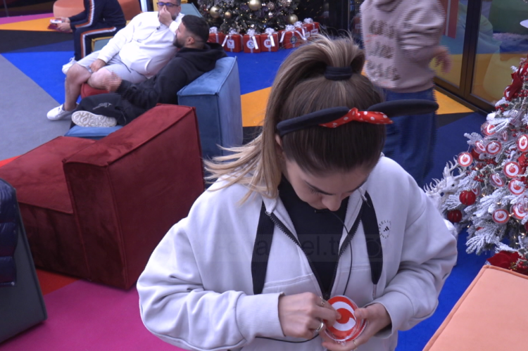 Vodafone game / Residents pull balls from the Christmas tree