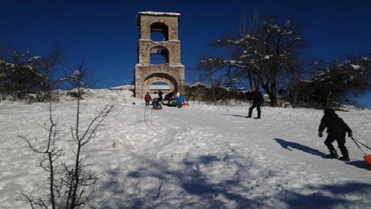 The snow attracts tourists / Voskopoja is full.  The mountainous areas in Korça are blocked by snow