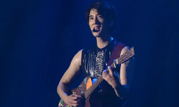 Public conflict between pop star and wife occupies media in Chinese world (photos)