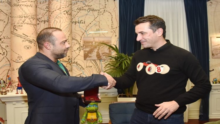 Veliaj gives the medal of gratitude of the city to the bodybuilding champion, Marin Meksi