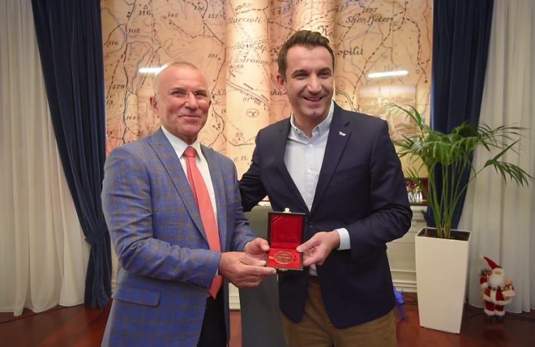 A century of the Albanian Red Cross, Veliaj gives the medal “Gratitude of the City” to the humanitarian association