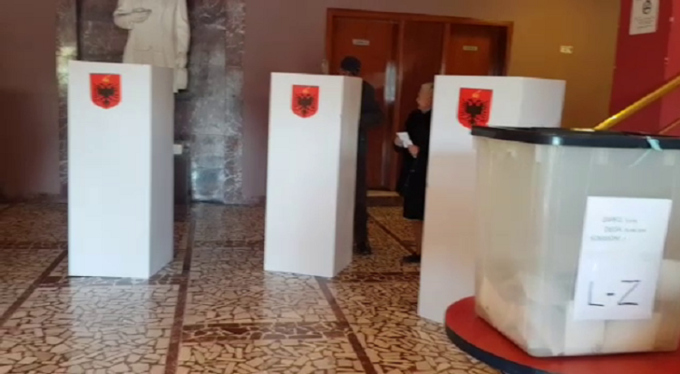 Durrës / 2700 members of the Democratic Party vote today in the Referendum for the dismissal of Basha
