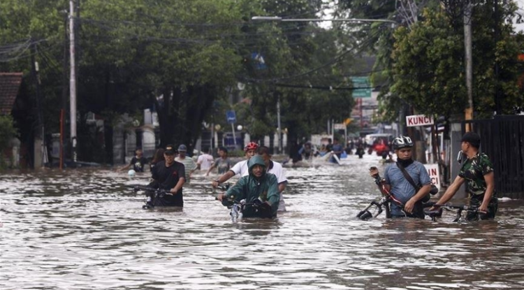 Floods cause 8 deaths in Indonesia, thousands evacuated