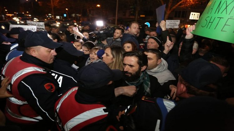 Residents of “5 May” again in protest / Clashes with police and block the road
