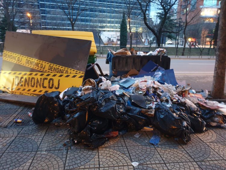 PHOTOS / Pollution and garbage thrown on the sidewalk, the example that comes to us from the party that claims to govern the country!