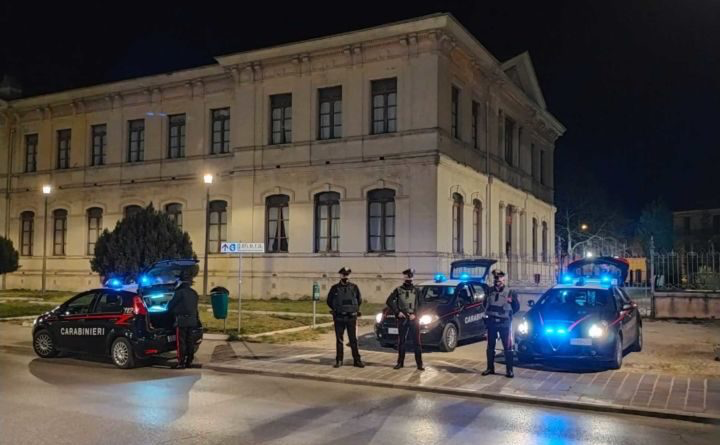 He mistreated and threatened his mother to give him money, the young Albanian is arrested in Italy