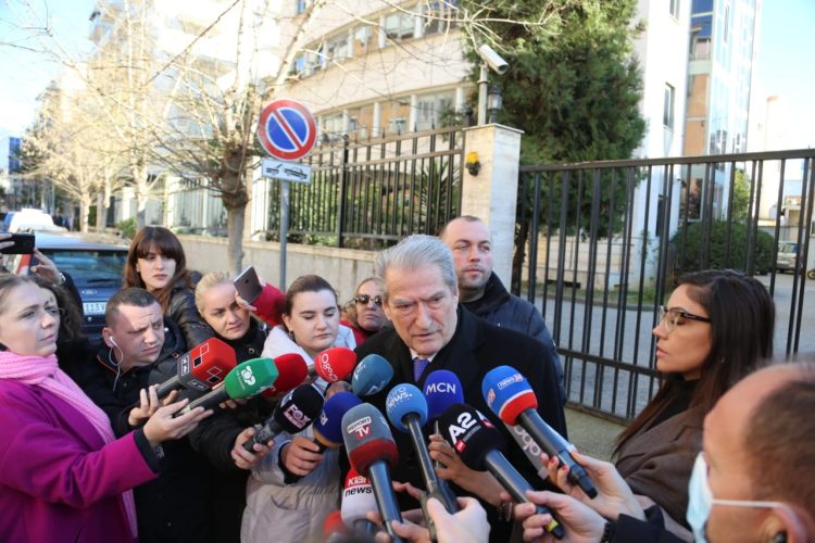 “Political corpses that smell all over Europe” / In front of the prosecutor’s office, Berisha warns of another national protest