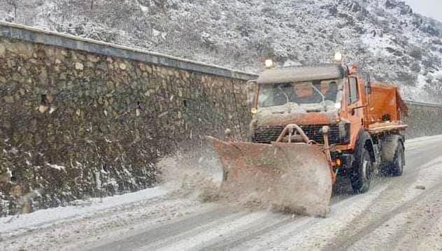 Acid weather, work is being done to clear the roads from snow (Photos)