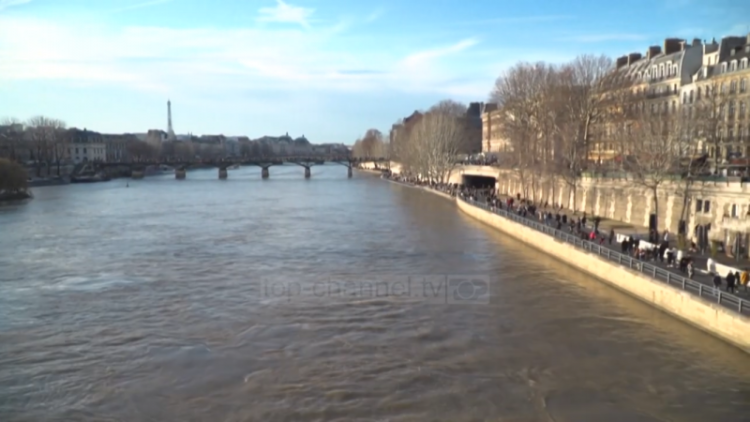 Unusual New Year: “Very warm”, the French “conquer” the Seine