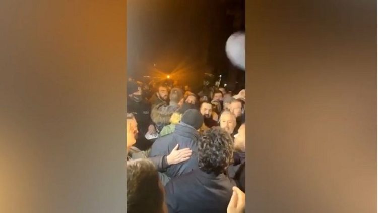 Pro-Serbian extremist groups ambush Dritan Abazovic, the scenes when they surround him
