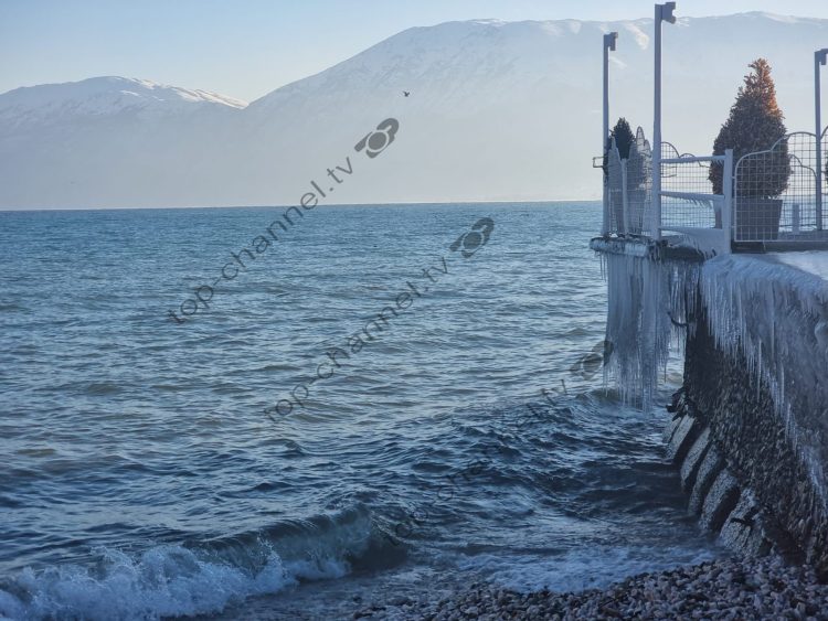 Art by nature! Fantastic views from the ice on Lake Pogradec