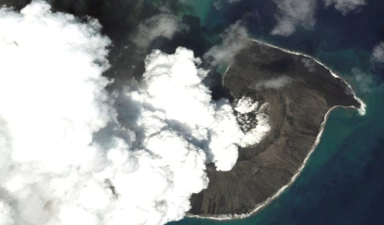 The first aid plane arrives in Tonga