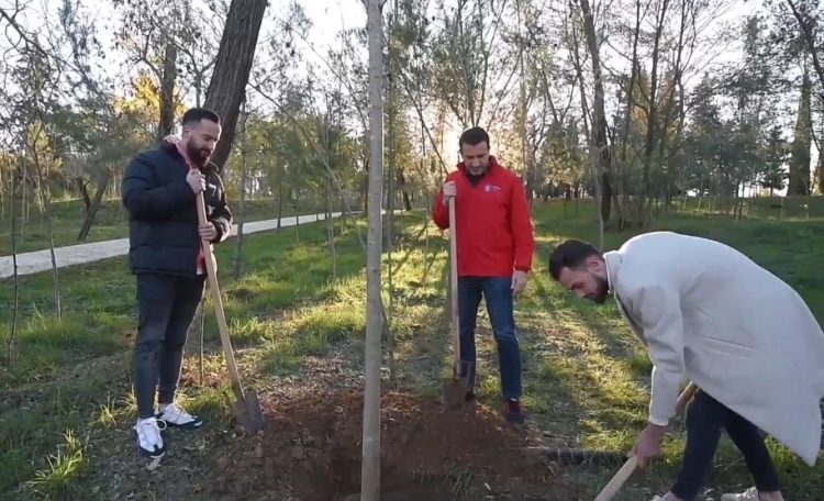 Veliaj plants trees at the Lake: A new space, long occupied, is added to the Lake Park