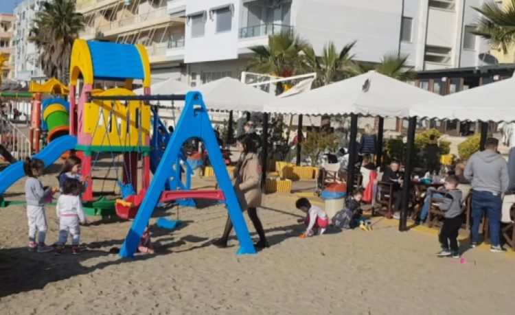 Durrës, tourism and traffic / Sea and sunny days attract many vacationers