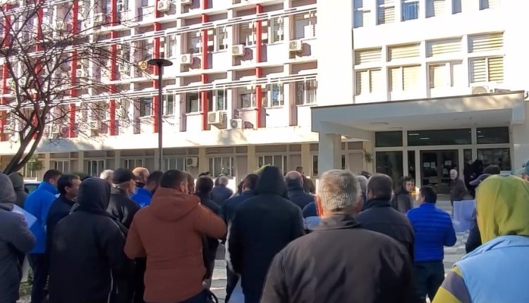 Farmers flooded in Fier protest, strawberries were damaged.  They are seeking compensation