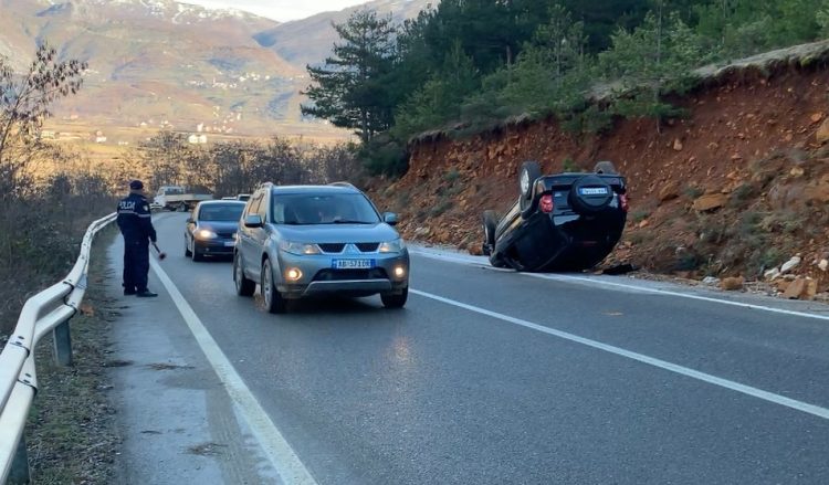 Ice accidents on the road / Bulqiza, vehicles overturned. Maintenance workers do not throw salt in the street