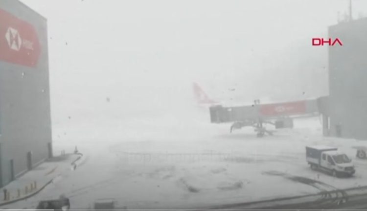 The closure of Istanbul airport is prolonged, in Athens people are stuck in cars