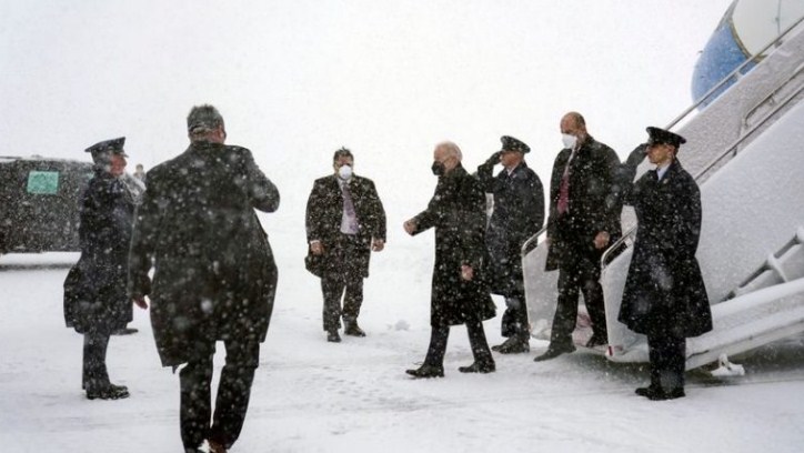 Biden’s video goes viral from the plane in the middle of a storm