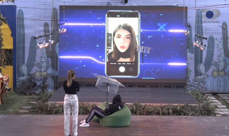 Video message / Sarah gets the support of her sister