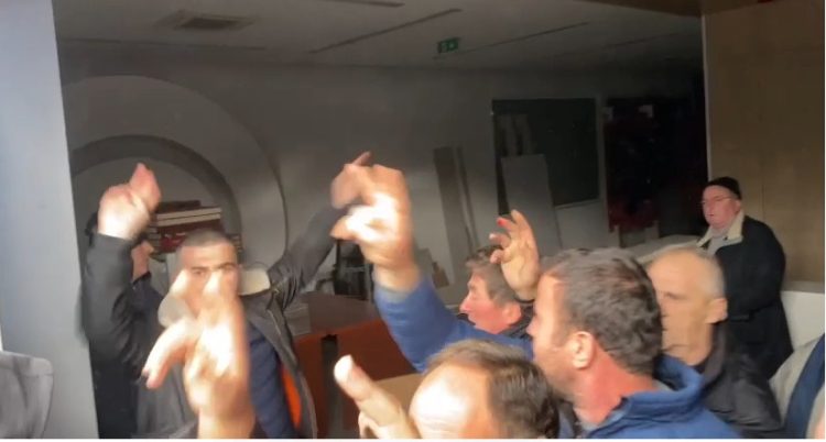 Protesters open the door, the door of the DP is forcibly opened!