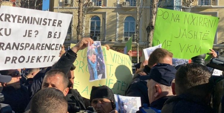 Residents of May 5 and Lapraka protest in front of the Assembly: To show the deputies our rights