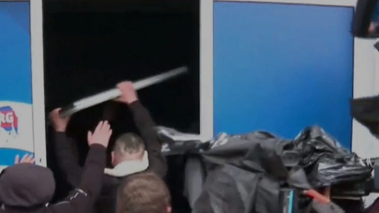 Protesters open the door, the PD headquarters is forcibly opened!