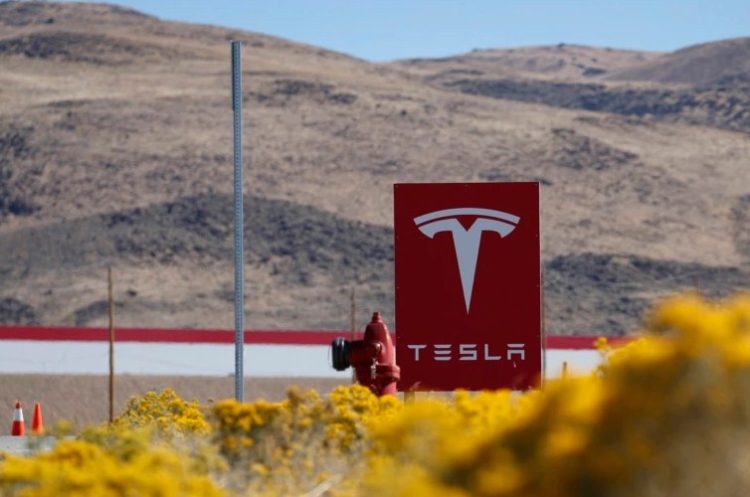 Tesla is criticized for opening a store in Xinjiang