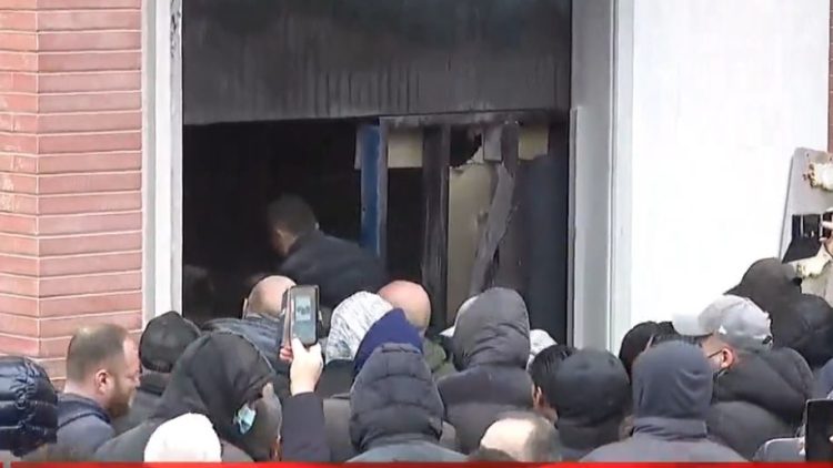 Police declare “crime zone” the headquarters of the Democratic Party / The inspection of every environment where the event that degraded into violence took place begins