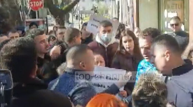 “Traitor, trash, you idiot” / The moment when Berisha’s supporters shoot Basha with eggs