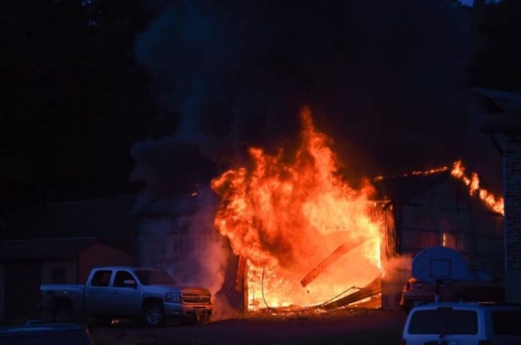 Tirana / Magazine is engulfed in flames, police provide details
