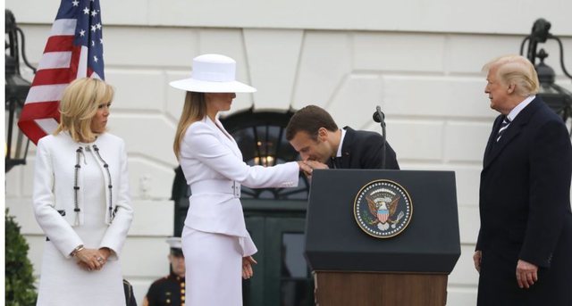 Auctioned her hat for $ 250,000, strong criticism of Melania Trump
