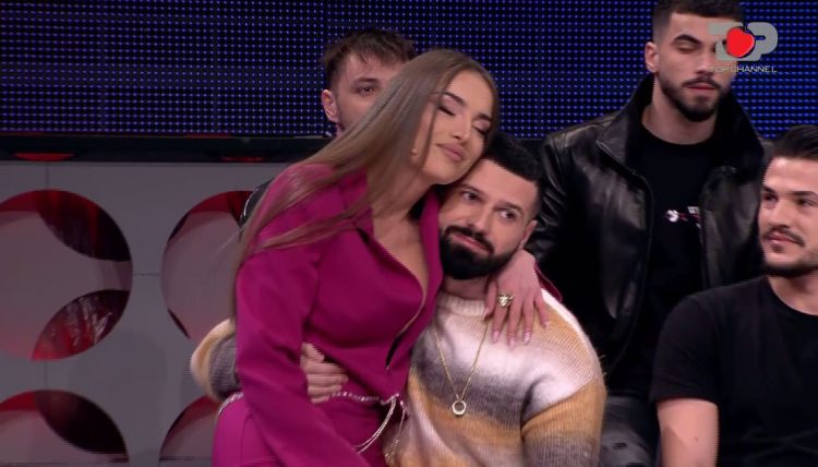 Ana sits on Bledi’s lap, Efi and Mikela get angry: The boys here të