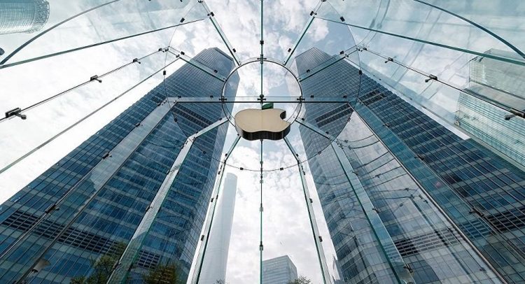 Apple becomes the first American company to reach the value of 3 trillion dollars