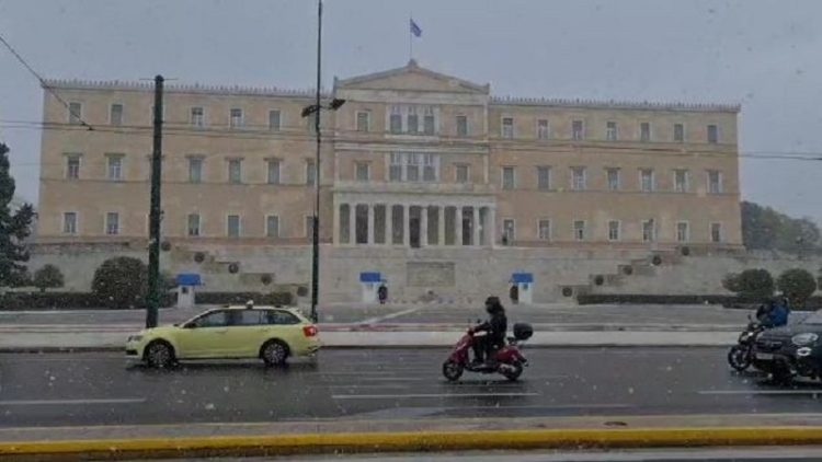 Heavy snowfall, some roads blocked in Athens! Difficult situation in the Aegean islands