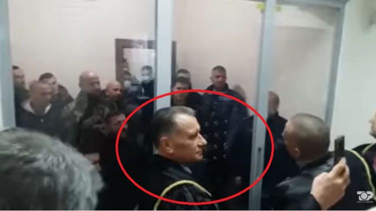 Scandal in the courtroom! January 8 militant lawyer takes selfie with detainees (VIDEO)