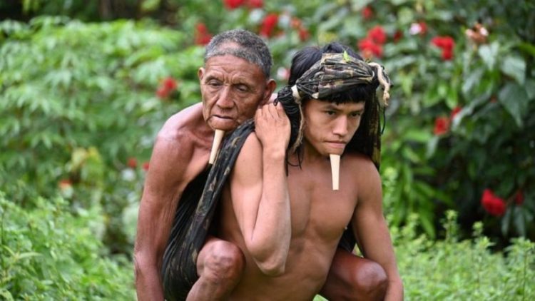 He walked for hours with his father on his back to be vaccinated / The touching story of the viral photo in the Brazilian Amazon