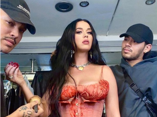 Katy Perry poses ‘topless’ with cryptic message on wall, from show in Las Vegas (photos)