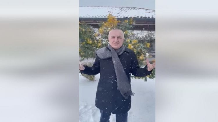 Snow inspires the president, sings to Korça in the middle of the storm (Video)