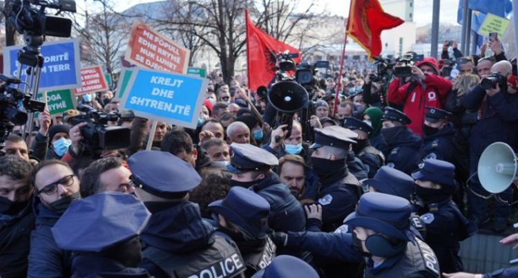 Protest in Kosovo / Police officers are attacked, one is slapped in the face.  Union: To launch investigations