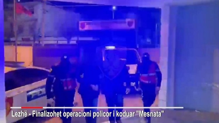 Two young men arrested in Lezha with a Kalashnikov in the trunk of a Range Rover