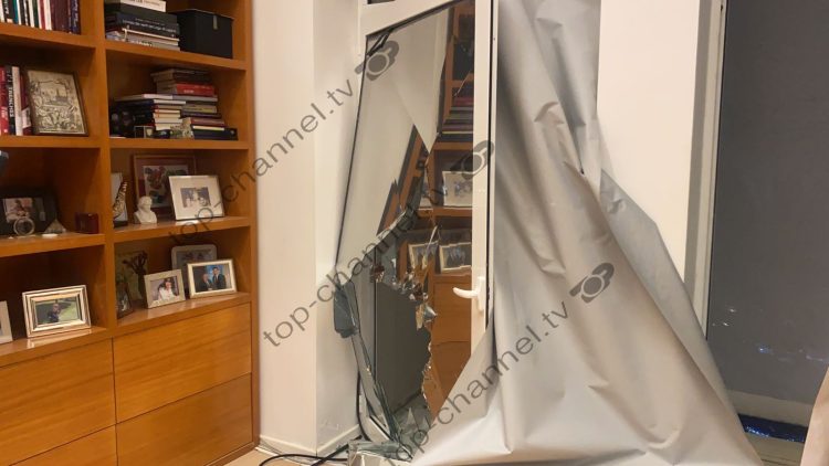 Things thrown on the ground and broken windows everywhere / Basha invites journalists to the PD headquarters, shows them the damage from the protest
