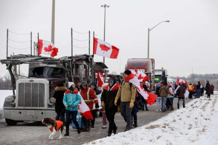 Canada / Caravan of anti-vaccine truckers and supporters approaches the capital Ottawa (photos)