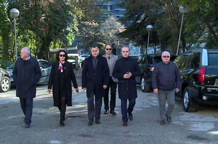 Basha closes the door to “Berisha” Berisha supporters tried to enter the PD headquarters